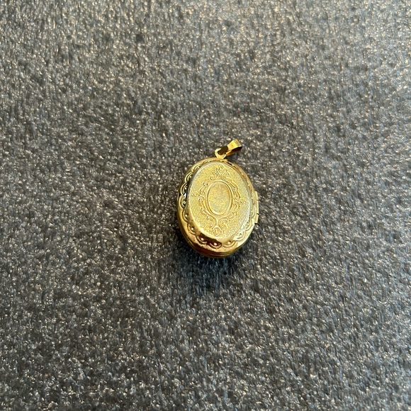 Elegant Gold and Red Rose Pendant - Picture 2 of 3